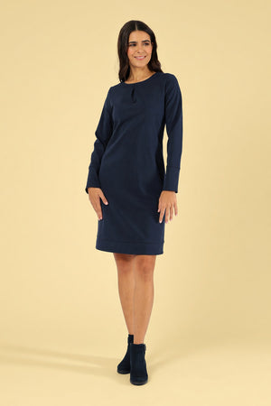 Model trägt das Kleid Suri Blue – Ganzkörperansicht
