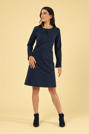 Model trägt das Kleid Suri Blue – Ganzkörperansicht (2. Ansicht)