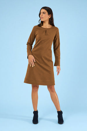 Model trägt das Kleid Suri Hazel – Ganzkörperansicht (2. Ansicht)