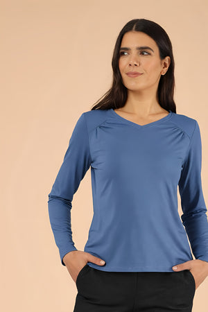 Top Vionna Light Blue – Oberteil am Model, Nahaufnahme der Vorderansicht